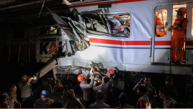Choque de trenes en Indonesia deja al menos siete muertos y decenas de ...